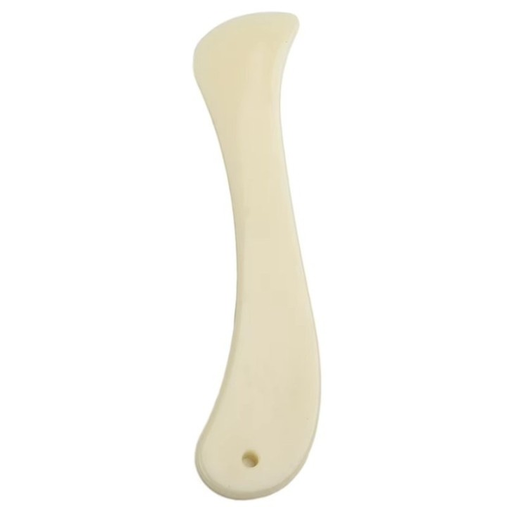 Utilisation d'une lissette en plastique pour marquer un pli sur du cuir