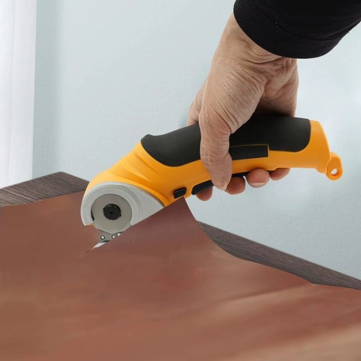 Découpe précise et sans effort de cuir et textile avec le cutter rotatif électrique