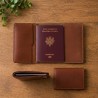 Etui à passeport en cuir avec poche pour carte d'embarquement.