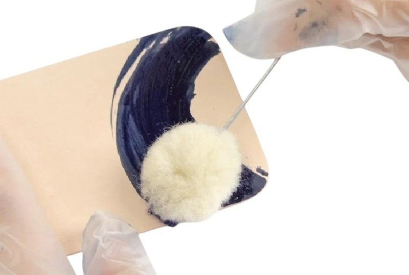 Tampon de laine pour teindre le cuir