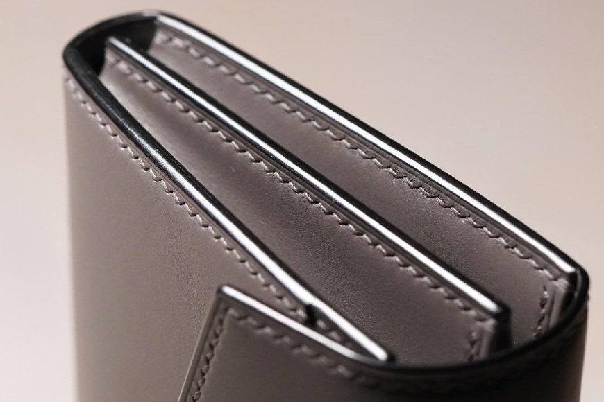 La teinture de tranche multi-couches : Le secret du bord volume dans la maroquinerie